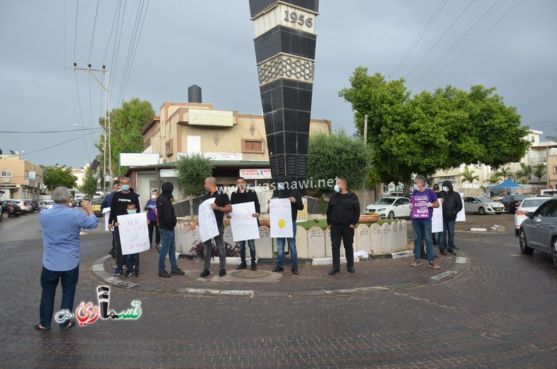 فيديو : العشرات من اصحاب المحلات التجارية ونشطاء يشاركون في الوقفة الاحتجاجية ضد سياسة التمييز العنصرية اتجاههم 